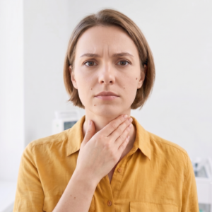 Mulher com problema de tiróide - consulta de endocrinologia online e acompanhamento hormonal